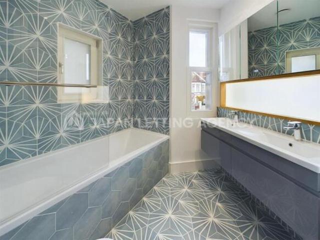 Cottage for rent in Acton, Greater London