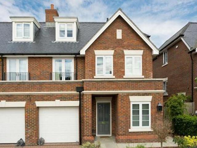 House for sale in Ascot