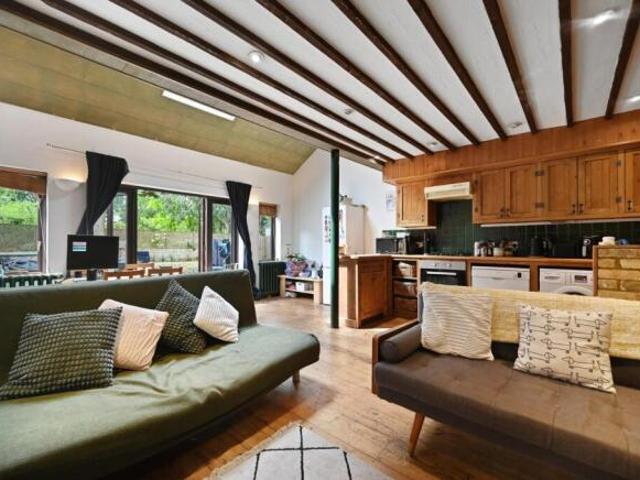 Cottage for rent in Acton, Greater London