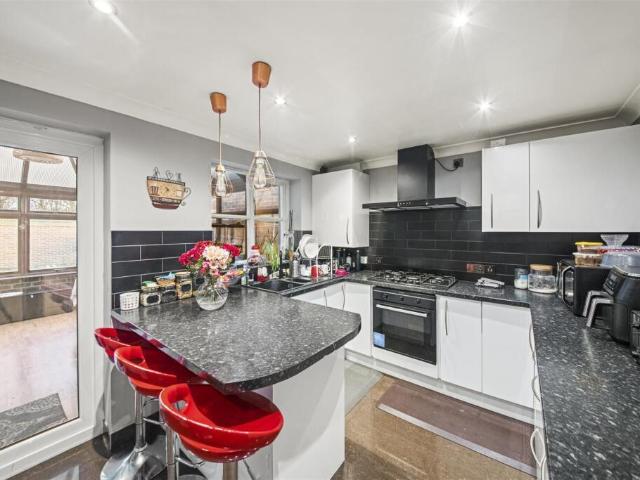 Terraced House for rent in Hayes