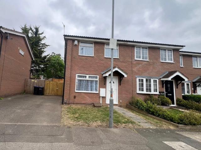 Terraced House for rent in Northampton