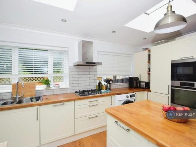 Cottage for rent in Greater London