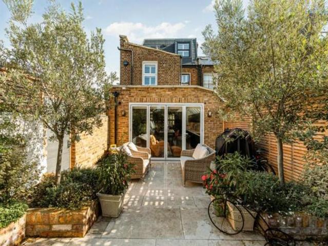 Cottage for rent in Chiswick, Greater London