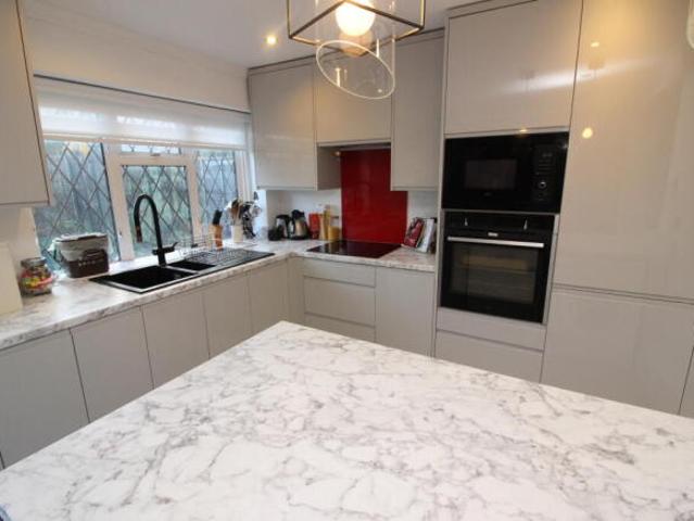 Cottage for rent in Worcester Park, Greater London