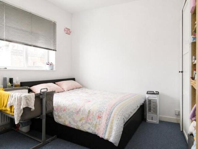 Cottage for rent in Longlands, Greater London