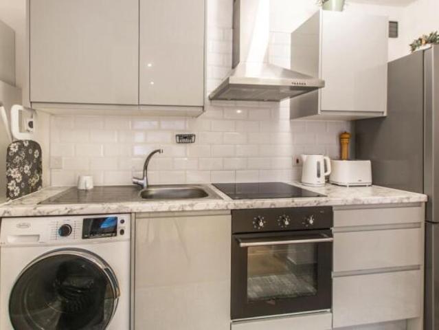 Cottage for rent in Wood Green, Greater London