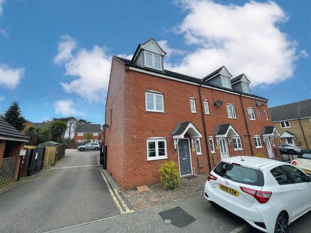 Terraced House for rent in Northampton