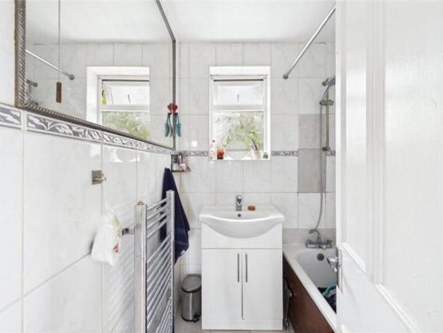 Cottage for rent in Cat Hill, England