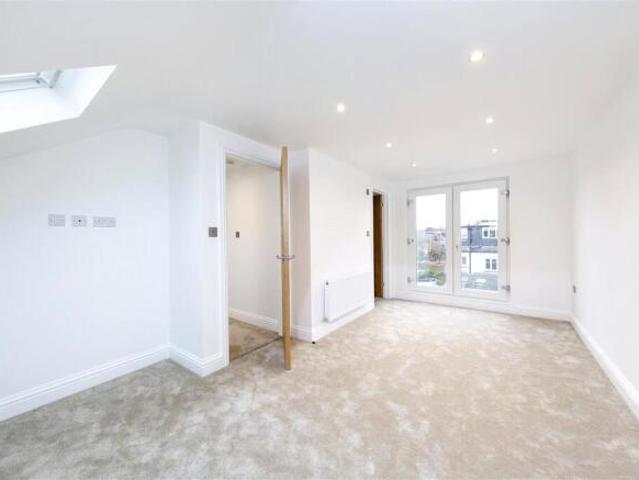 Cottage for rent in Teddington, Greater London