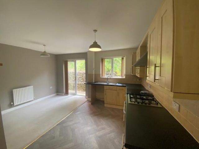 Terraced House for rent in Longwood