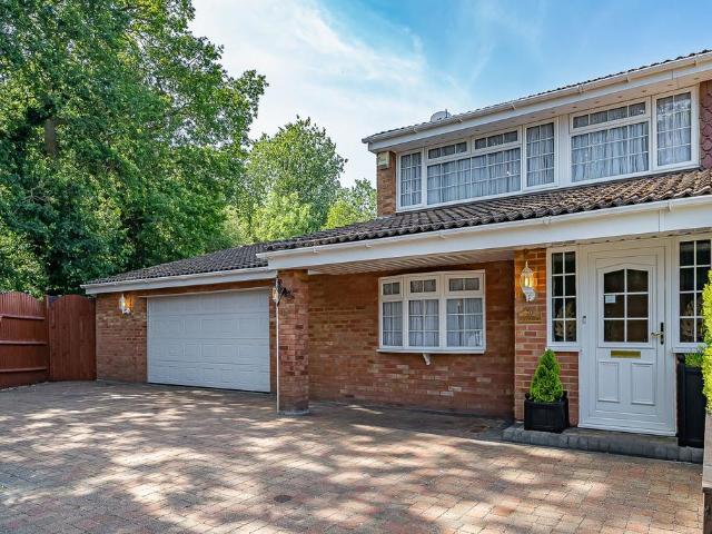 House for sale in Woodhall Farm, Pouchen End
