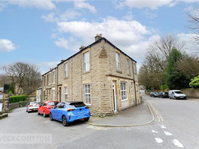House for sale in Old Glossop, Charlesworth