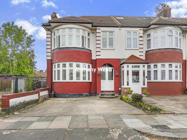 House for sale in Bowes, Greater London