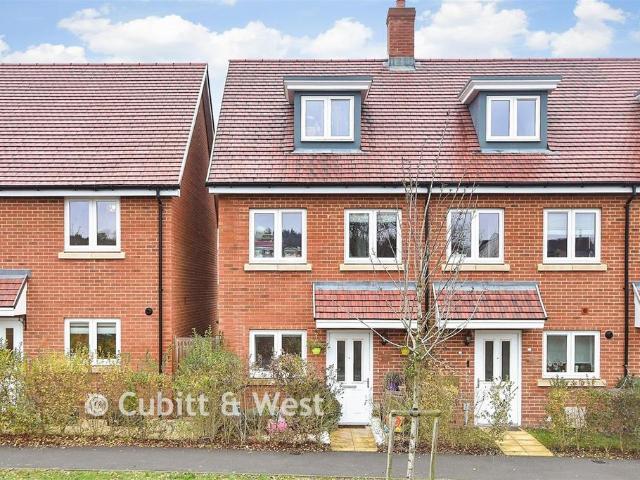 House for sale in Kilnwood Vale, Horsham