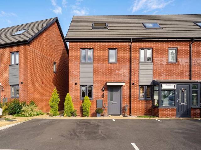 House for sale in Oakhurst Village, Solihull