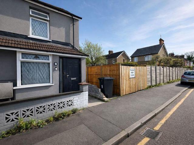 House for sale in Spring Park, Luton