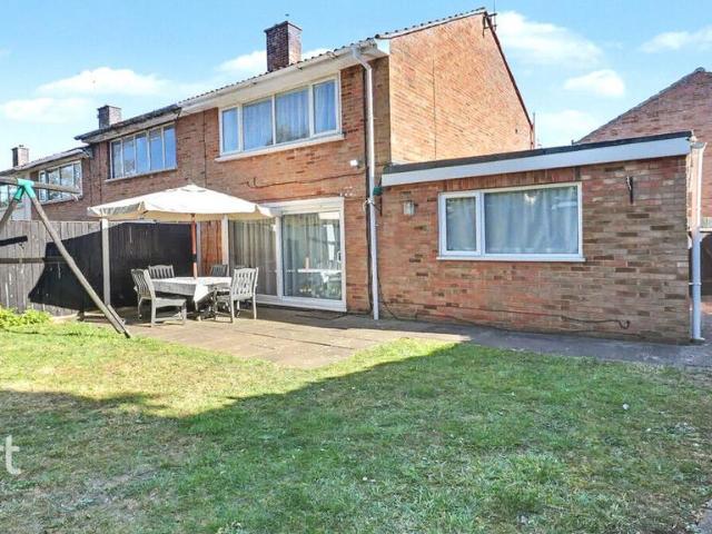 House for sale in Spring Park, Luton