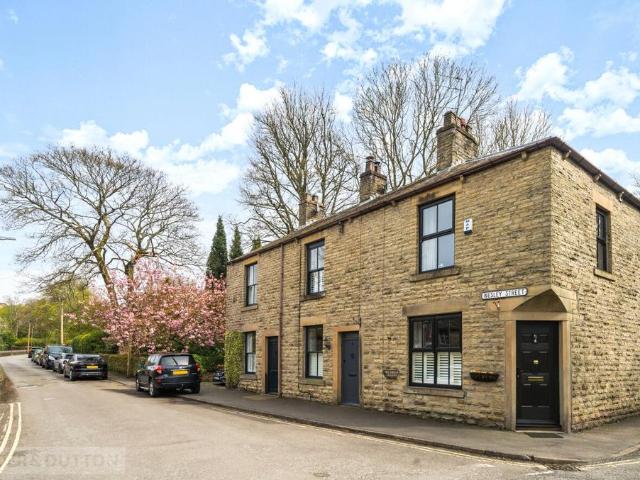 House for sale in Old Glossop, Charlesworth