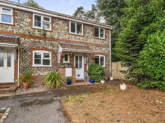 House for sale in Heol-las, Surrey