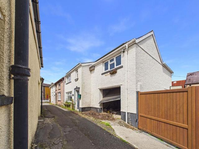House for sale in Llangadog