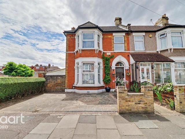 House for sale in Seven Kings, Greater London