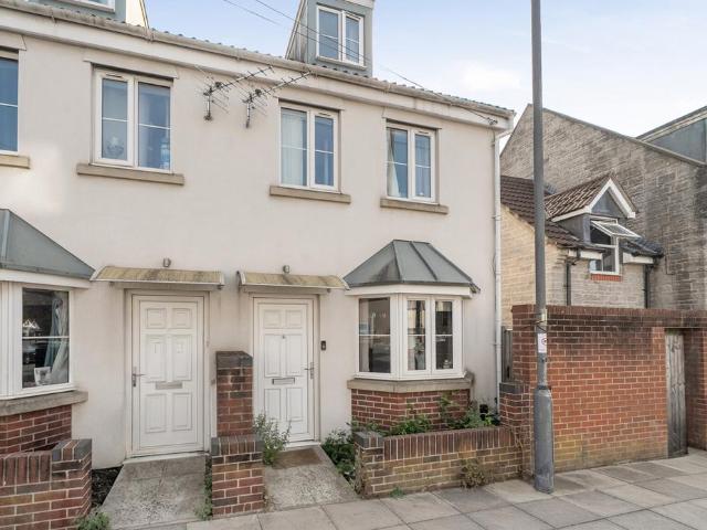 House for sale in Kingswood