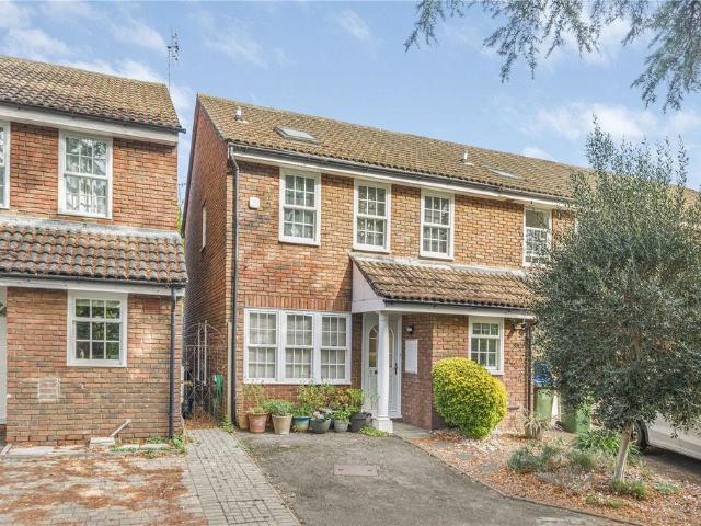 House for sale in The Beveree, Greater London