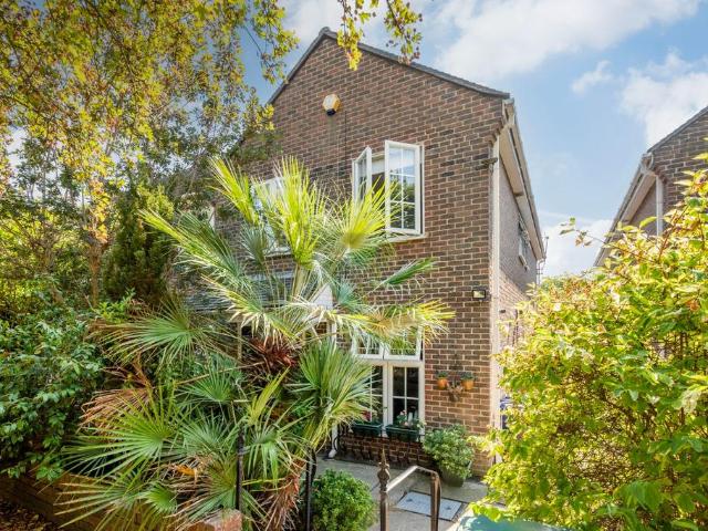 House for sale in Temple Fortune, Greater London