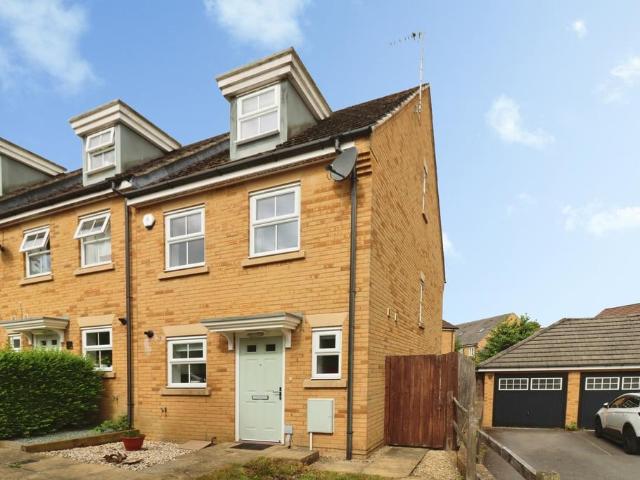 House for sale in Kingswood