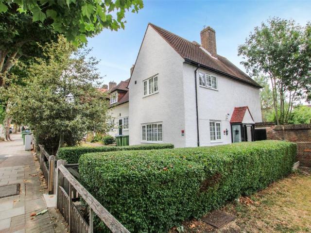 House for sale in Well Hall, Greater London
