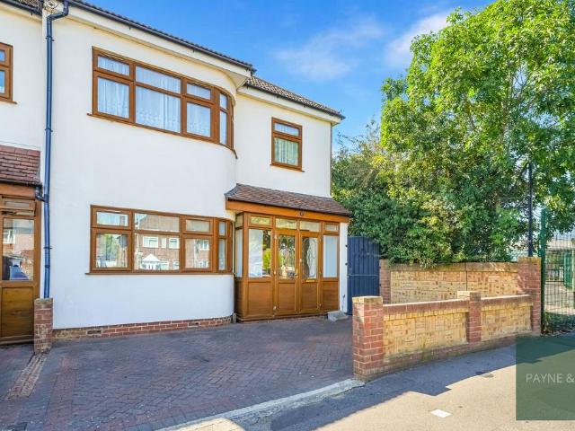 House for sale in Newbury Park, Greater London