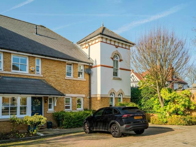 House for sale in Hampton Hill, Greater London