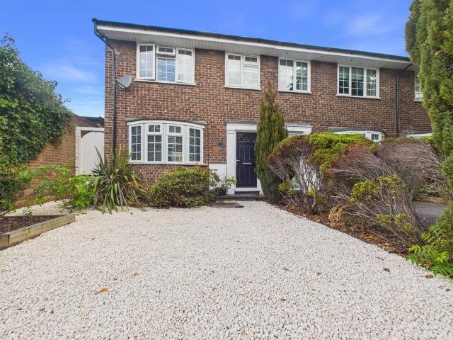 House for sale in Eton