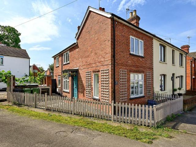 House for sale in Heol-las, Surrey