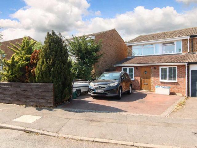 House for sale in Woodhall Farm, Pouchen End