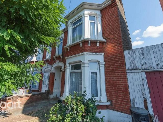 House for sale in Seven Kings, Greater London