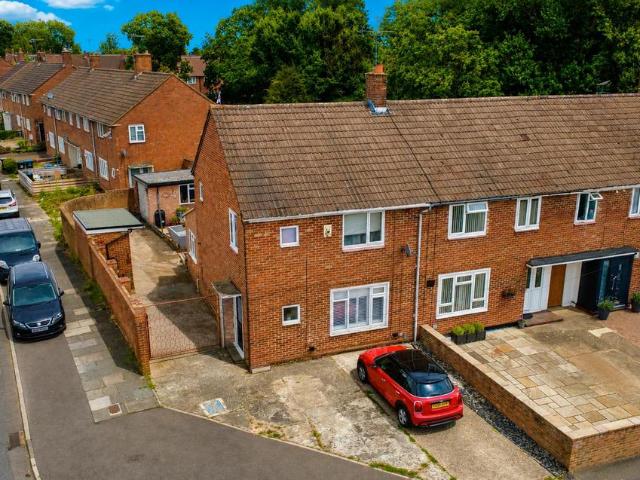 House for sale in Bennetts End, Pouchen End