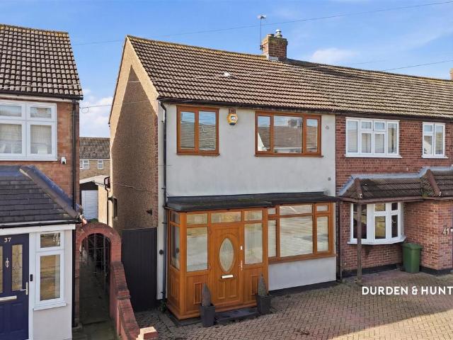 House for sale in South Hornchurch, Greater London