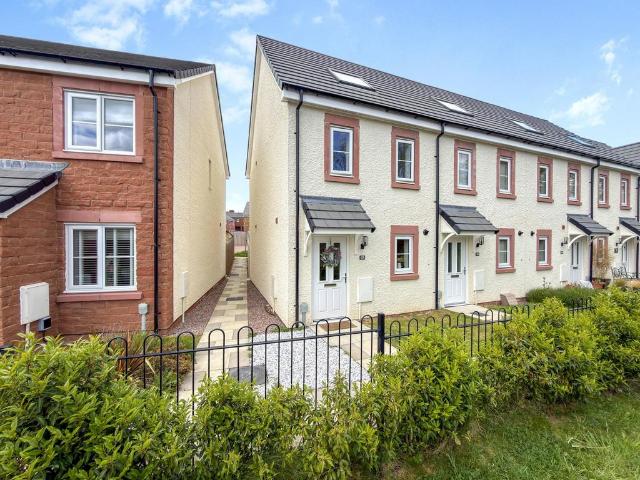 House for sale in Garlands