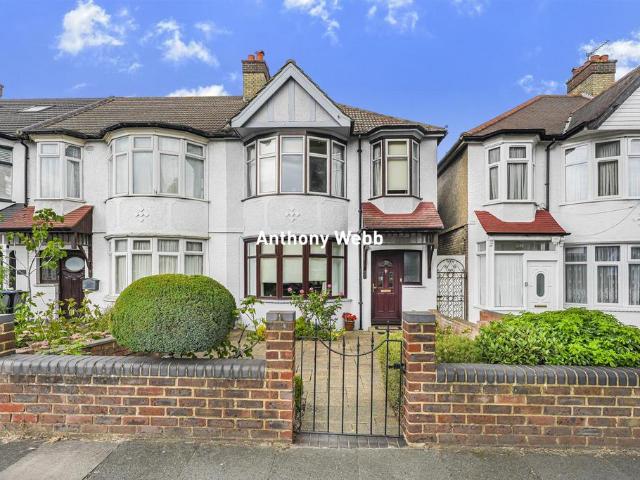 House for sale in Bowes, Greater London