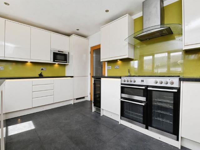 House for sale in South Hornchurch, Greater London