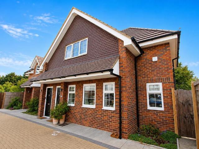 House for sale in London Borough of Croydon, Sanderstead