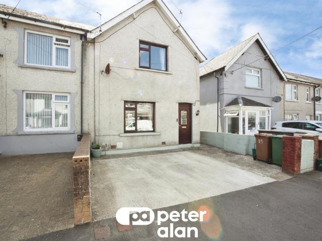 House for sale in Tredomen, Cefn Hengoed