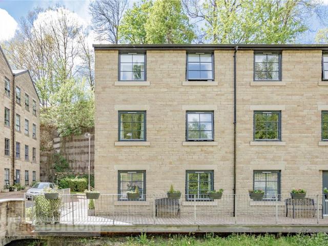 House for sale in Chisworth, Charlesworth