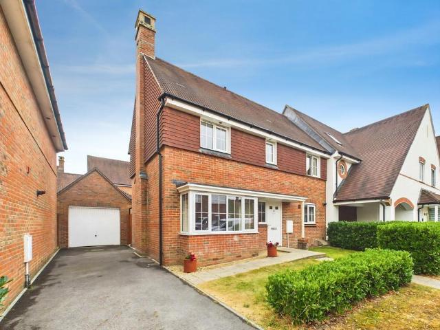 House for sale in Kilnwood Vale, Horsham