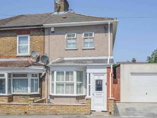 House for sale in The Galleries, Navestock Side