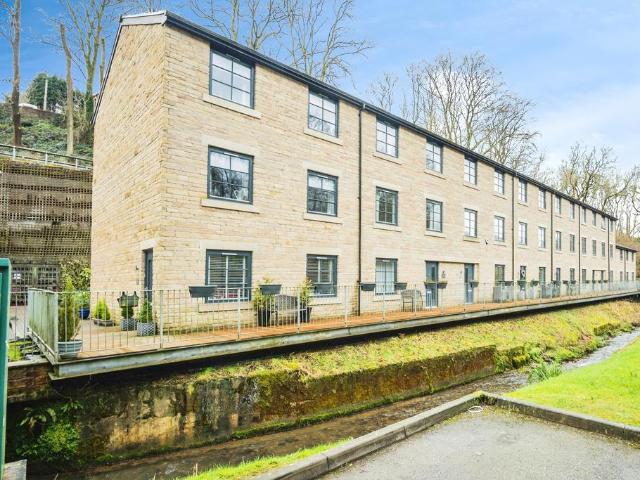 House for sale in Chisworth, Charlesworth