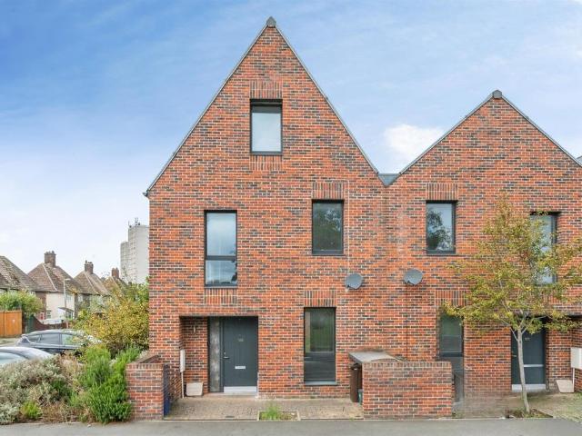 House for sale in Tilbury, Essex