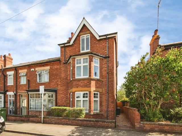 House for sale in Abbey End, Green Close