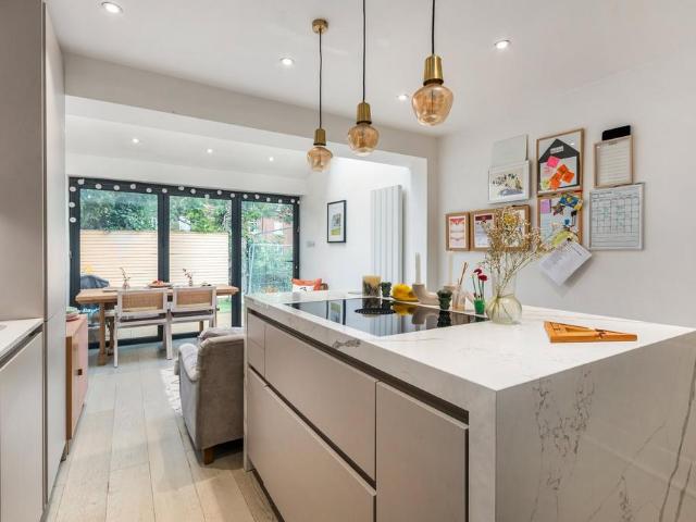 House for sale in London Borough of Hounslow, Cat Hill